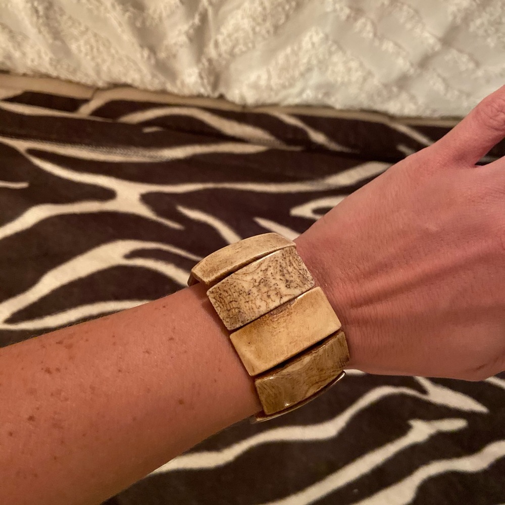 BKE wooden -piece bracelet